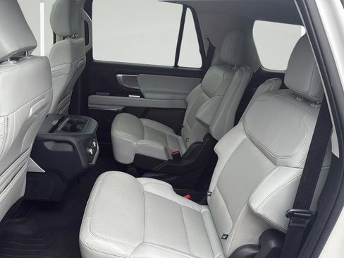Certified 2025 Ford Expedition Max Platinum w/ Driver's Package AWD/4WD image 33