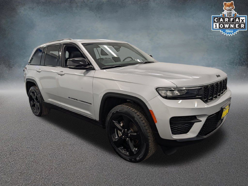 Used 2023 Jeep Grand Cherokee Altitude AWD/4WD image 3