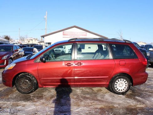 Used 2009 Toyota Sienna LE image 1