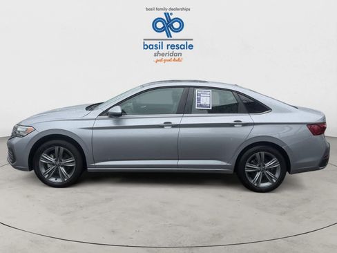 Used 2024 Volkswagen Jetta SE w/ Panoramic Sunroof Package FWD image 3