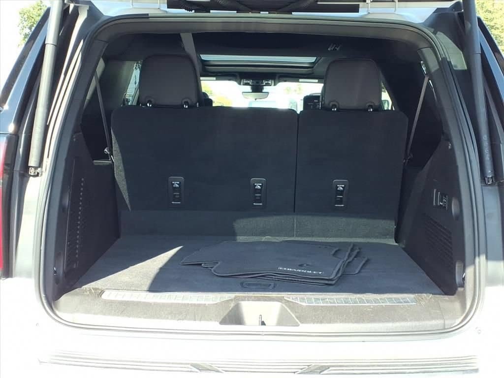 Used 2021 Chevrolet Suburban High Country w/ Premium Package AWD/4WD image 17