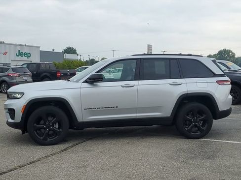 Certified 2024 Jeep Grand Cherokee Altitude AWD/4WD image 6
