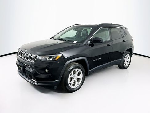 Used 2024 Jeep Compass Latitude image 3