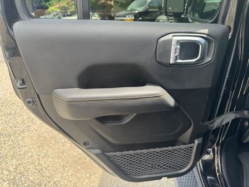 Used 2022 Jeep Wrangler Unlimited Sahara AWD/4WD image 16