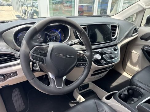 Used 2023 Chrysler Pacifica Touring-L AWD/4WD image 5