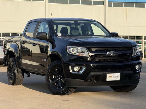 Used 2018 Chevrolet Colorado Z71 w/ Z71 Midnight Edition image 2