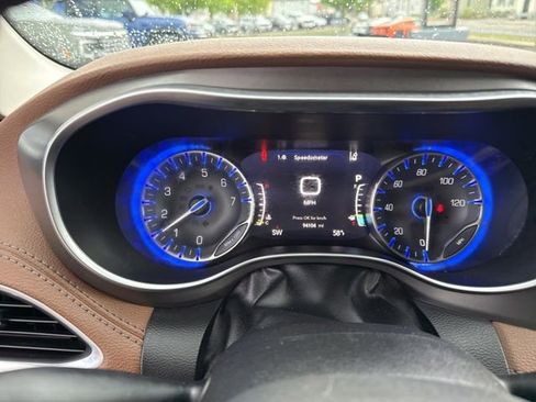 Used 2018 Chrysler Pacifica Limited w/ Advanced Safetytec Group FWD image 25