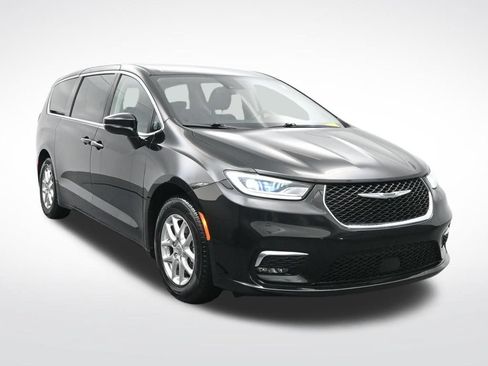 Used 2024 Chrysler Pacifica Touring-L FWD image 3