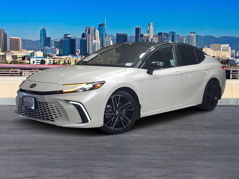 Used 2025 Toyota Camry XSE FWD image 2