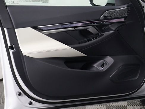 New 2026 BMW i5 eDrive40 w/ M Sport Package image 7