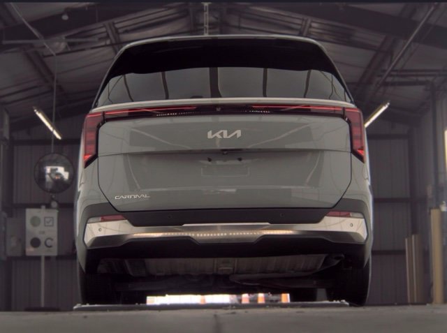 Used 2025 Kia Carnival SX FWD image 7