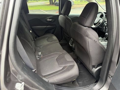 Used 2015 Jeep Cherokee Latitude image 18