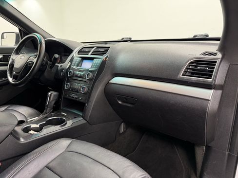 Used 2017 Ford Explorer XLT image 25
