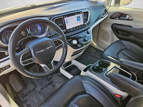 Used 2023 Chrysler Pacifica Touring-L FWD image 12