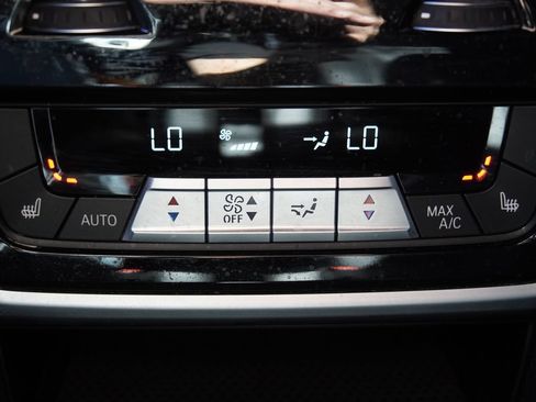 Used 2019 BMW X7 xDrive50i w/ M Sport Package AWD/4WD image 14