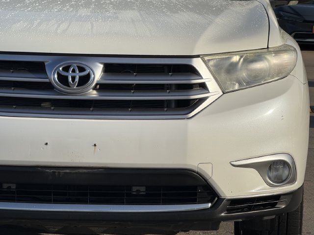 Used 2012 Toyota Highlander Limited w/ Tow Pkg FWD image 4