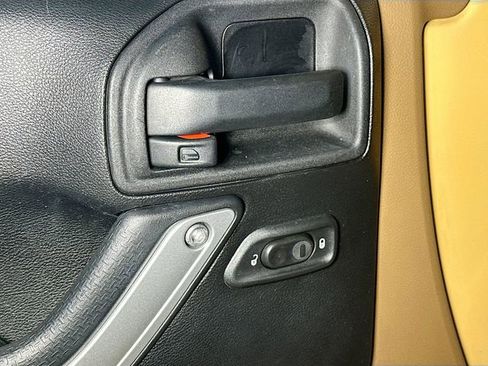 Used 2013 Jeep Wrangler Unlimited Sahara image 17