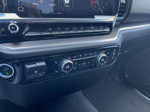 Used 2025 GMC Sierra 1500 SLT AWD/4WD image 8