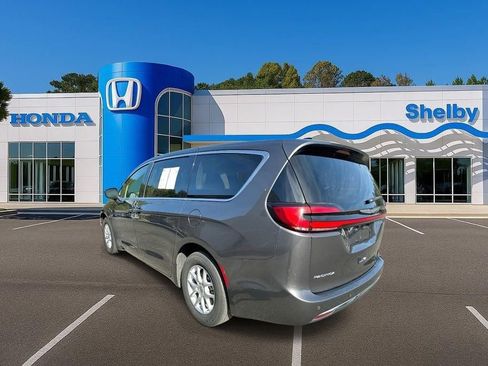 Used 2023 Chrysler Pacifica Touring-L FWD image 6
