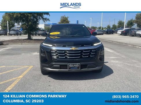 Used 2025 Chevrolet Equinox LT FWD image 2