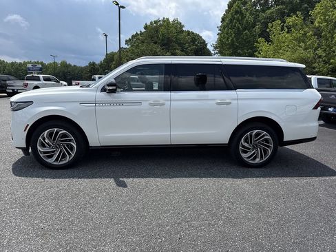 Used 2025 Lincoln Navigator L Reserve AWD/4WD image 4