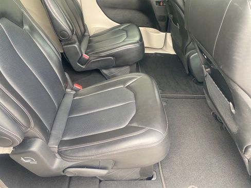 Used 2024 Chrysler Pacifica Touring-L FWD image 11