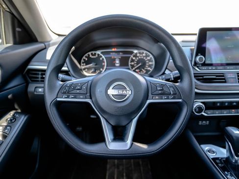 Used 2024 Nissan Altima 2.5 SV image 13