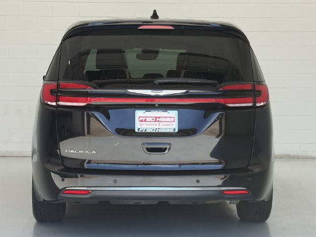 Used 2024 Chrysler Pacifica Touring-L FWD image 6