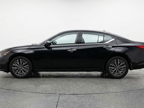 Used 2025 Nissan Altima 2.5 SV FWD image 5