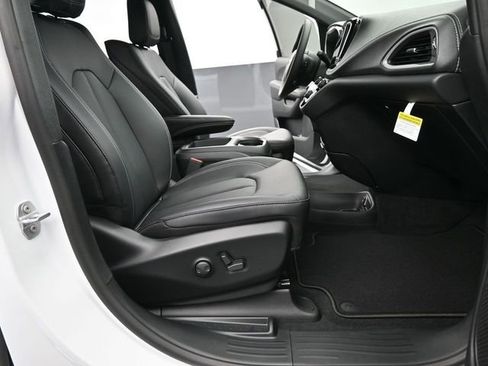 New 2025 Chrysler Pacifica Select w/ Uconnect Theater Family Group image 18