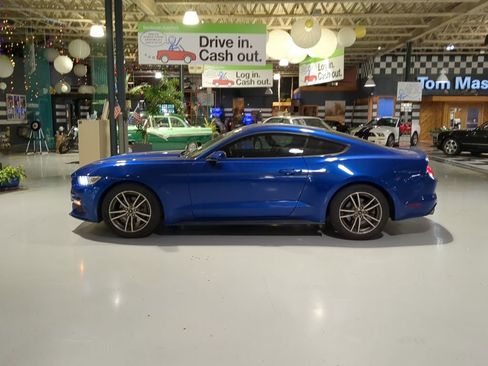 Used 2017 Ford Mustang Coupe RWD image 11