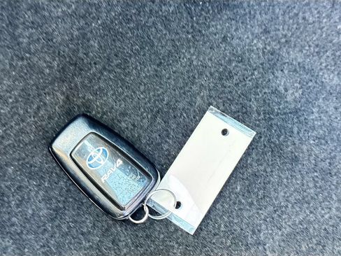 Used 2021 Toyota RAV4 XLE Premium AWD/4WD image 39