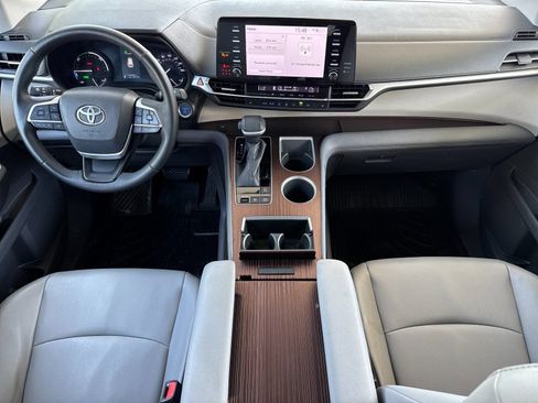 Used 2022 Toyota Sienna XLE FWD image 13