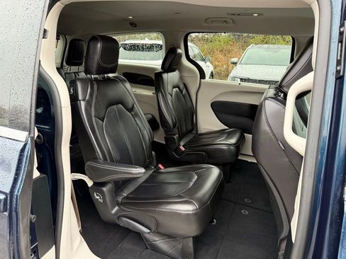 Used 2024 Chrysler Pacifica Touring-L image 17