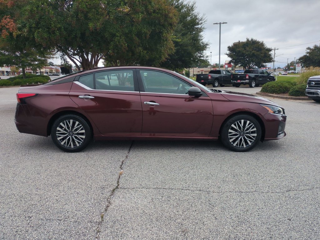 Used 2025 Nissan Altima 2.5 SV FWD image 2