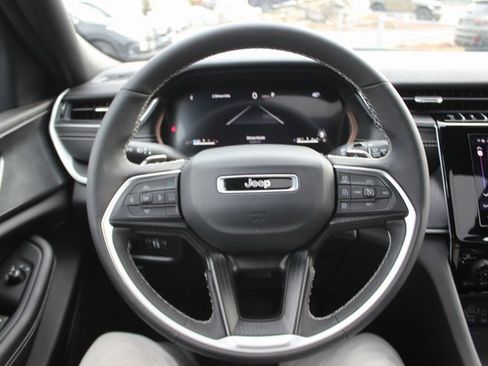 Used 2025 Jeep Grand Cherokee L Altitude image 12