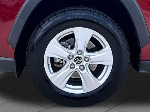 Used 2019 Toyota RAV4 XLE w/ Convenience Package FWD image 11