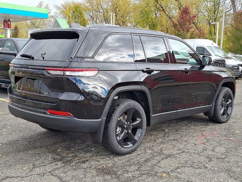 New 2025 Jeep Grand Cherokee Altitude image 4
