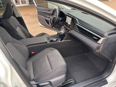 Used 2025 Toyota Camry LE w/ Convenience Package image 17
