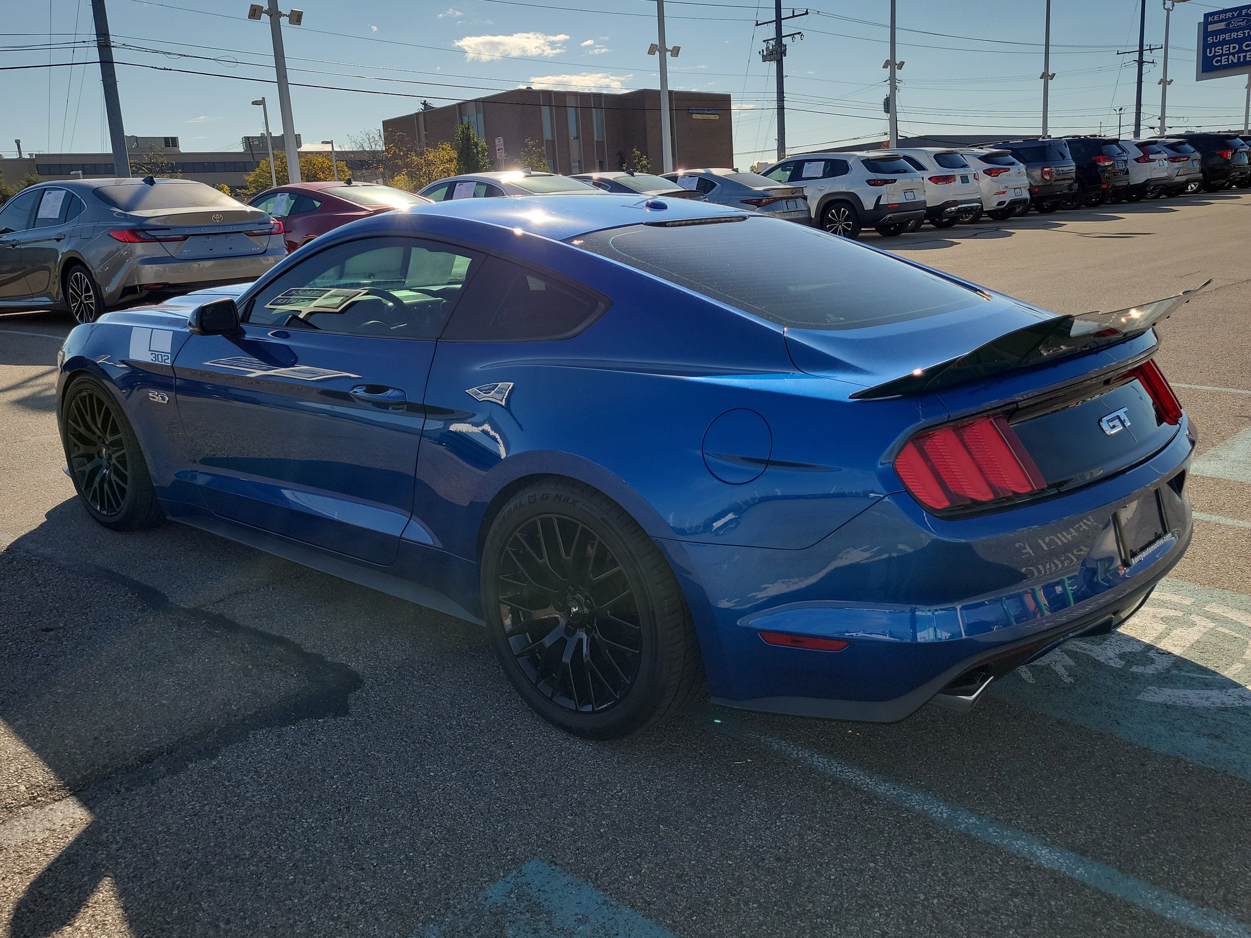 Used 2017 Ford Mustang GT Premium w/ GT Performance Package RWD image 4