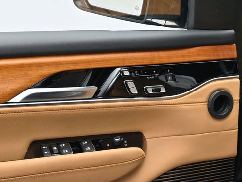 Used 2023 Jeep Grand Wagoneer Series III image 14