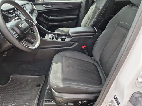 Used 2024 Jeep Grand Cherokee Laredo w/ Luxury Tech Group I AWD/4WD image 10