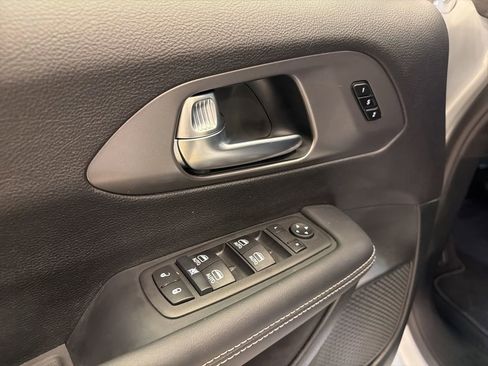 Used 2026 Chrysler Pacifica Select image 23