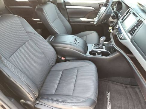 Certified 2018 Toyota Highlander Plus FWD image 11
