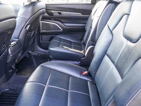 Used 2024 Kia Telluride EX w/ EX Captain's Chair Package image 23