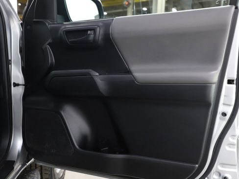 Used 2022 Toyota Tacoma SR image 11