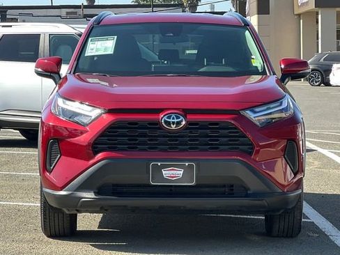 Used 2025 Toyota RAV4 XLE AWD/4WD image 12
