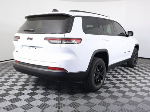 Used 2025 Jeep Grand Cherokee L Altitude image 4