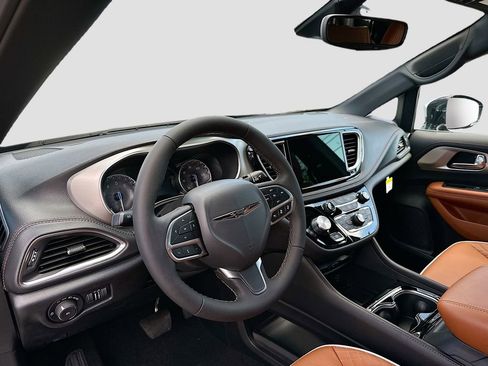 New 2026 Chrysler Pacifica Pinnacle w/ Trailer Tow Group image 11