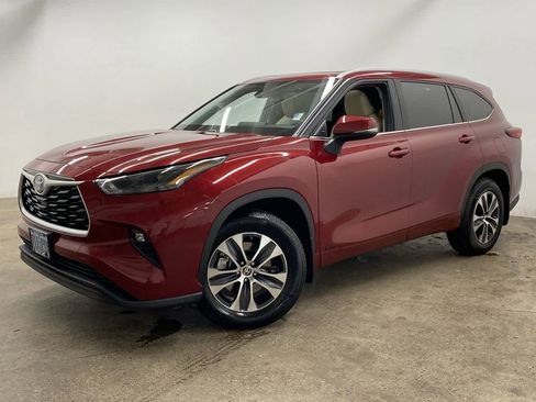 Used 2023 Toyota Highlander XLE image 1